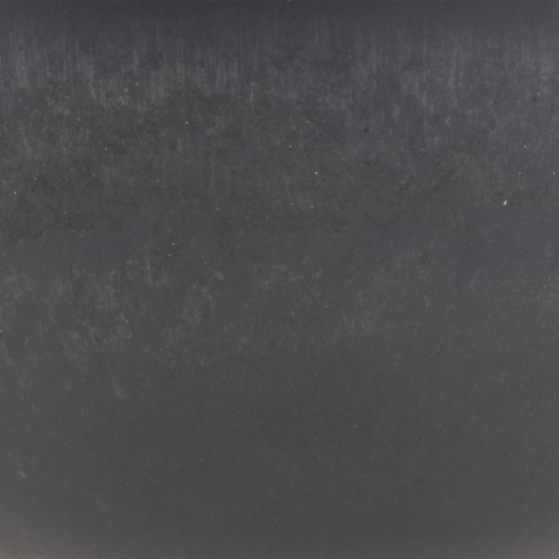 Close-up from the garden bowl in dark charcoal color from the PSW pot collection from Arcadia garden products, where we can see the texture