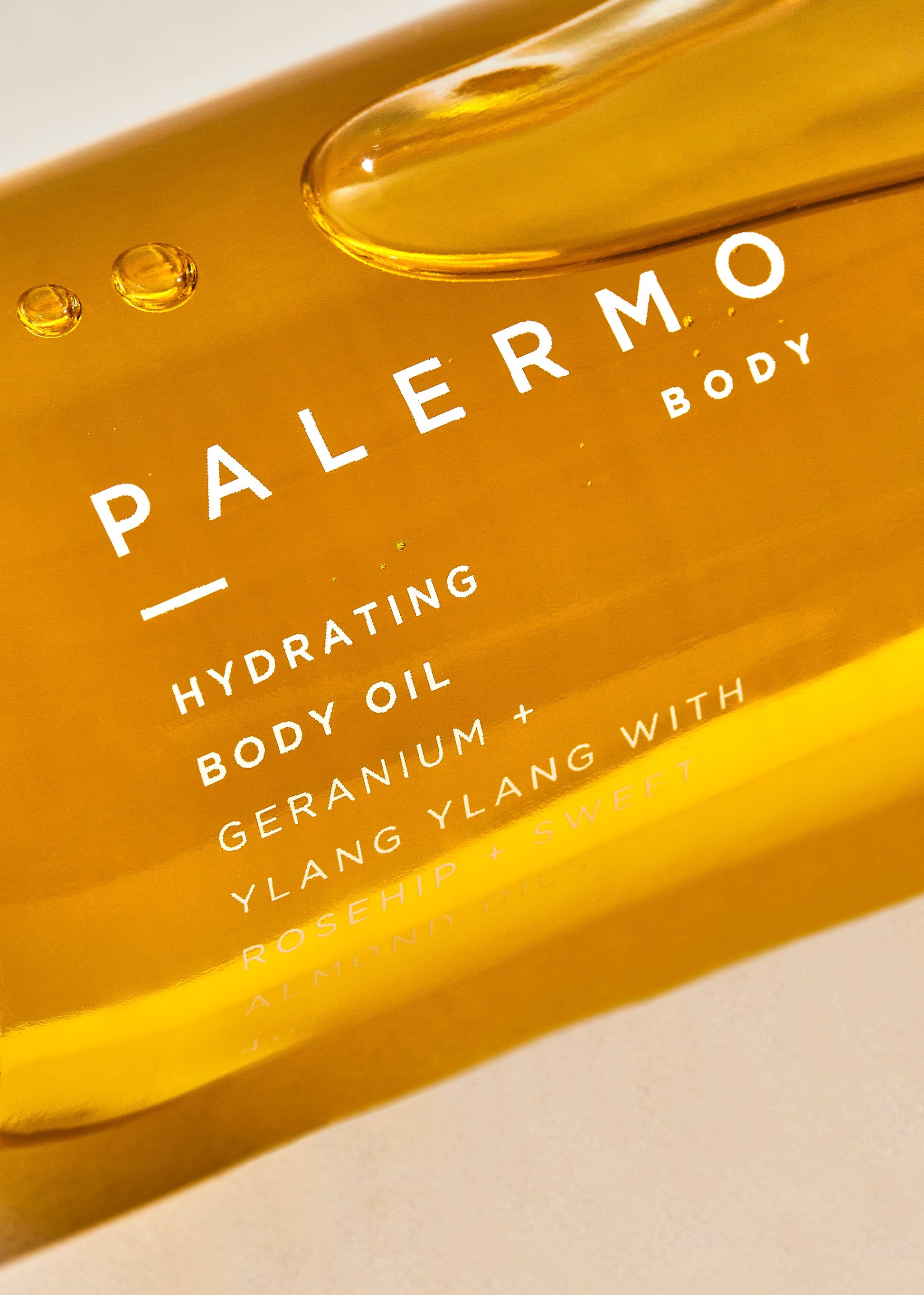 Close-up on a bottle of the hydrating body oil Geranium and Ylang Ylang from Palermo